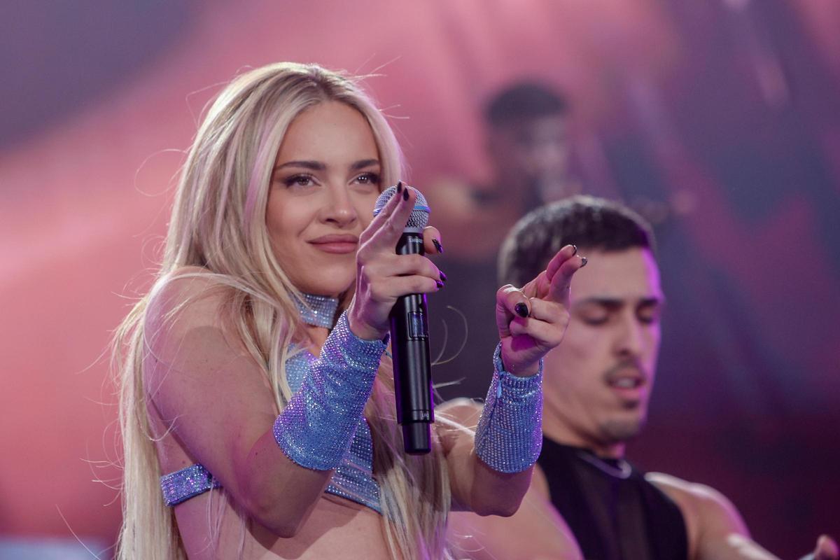 La cantante Ana Mena, durante un concierto en el Santiago Bernabéu de Madrid, en 2024.