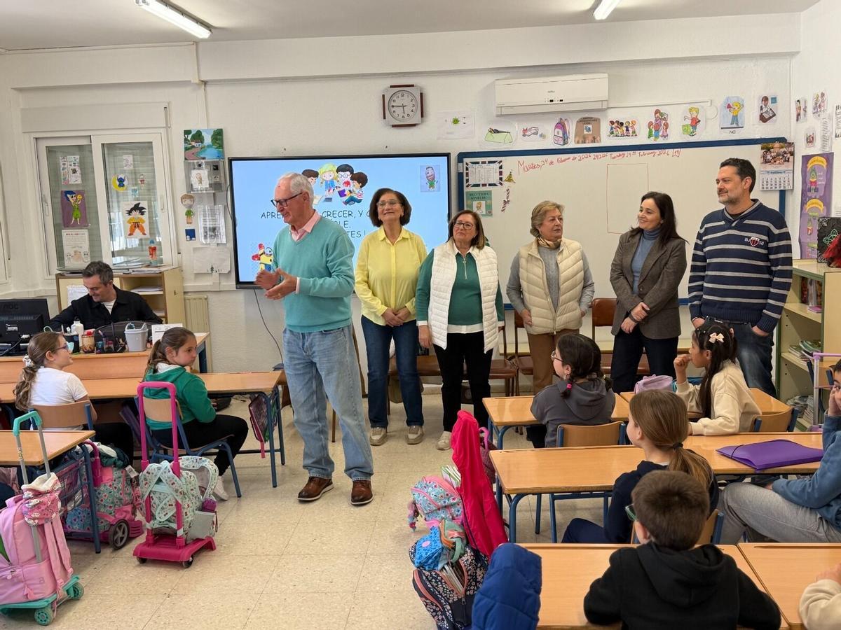 Ceferino Hidalgo con los alumnos de un colegio de Montilla en el programa Manudos Abuelos.