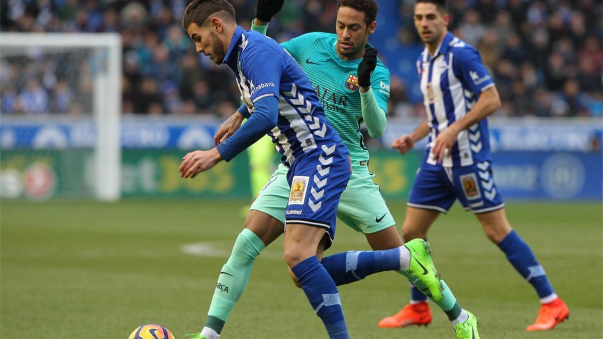 Theo Hernández y Neymar Junior en el partido entre Alavés y Barça de la Liga 2016/17