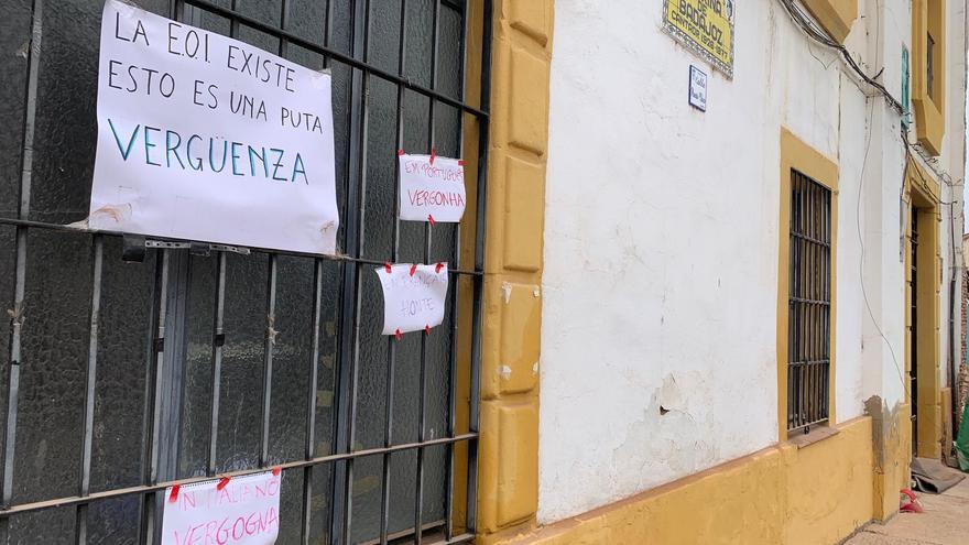 Los carteles que los alumnos han dejado en las ventanas de la Escuela Oficial de Idiomas.