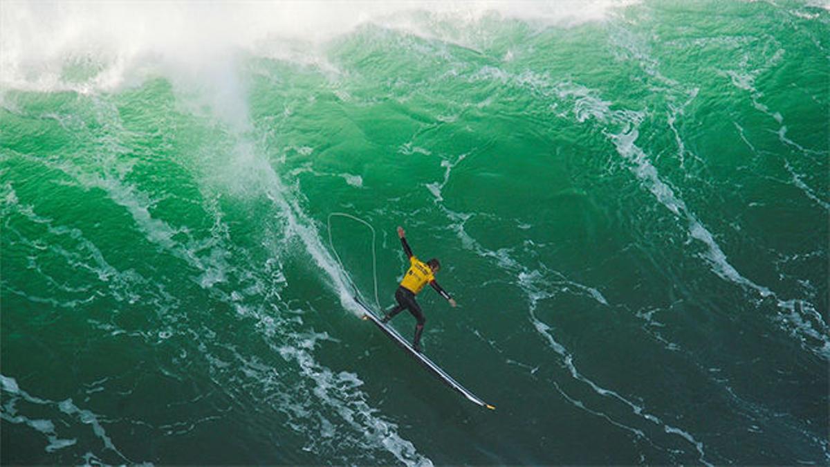 Natxo González, primer surfista que logra un 10 en la ola gigante de Nazaré