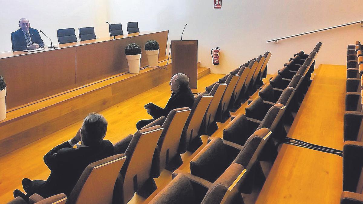 Plantón de profesores y alumnos del Meixoeiro y presencia de Ribera Povisa. A igual que en Ourense, docentes y estudiantes expresaron su malestar con la UVigo desoyendo la convocatoria de asamblea abierta para explicar la situación de Enfermería. Solo acudieron al paraninfo del campus el decano comisario de la futura facultad, Rafael Durán Barbosa, y el director de la Escuela de Ribera Povisa,  Manuel Torres Vizcaya. La UVigo aspira a que la facultad sea una realidad a finales de este año y que el nuevo grado empiece a impartirse en el curso 25/26. Además del máster también quiere contar con un doctorado para formar a investigadores y a futuros profesores.