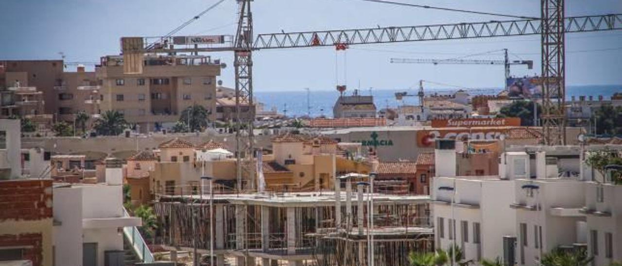 Varias promociones de viviendas en construcción ubicadas en Orihuela Costa.