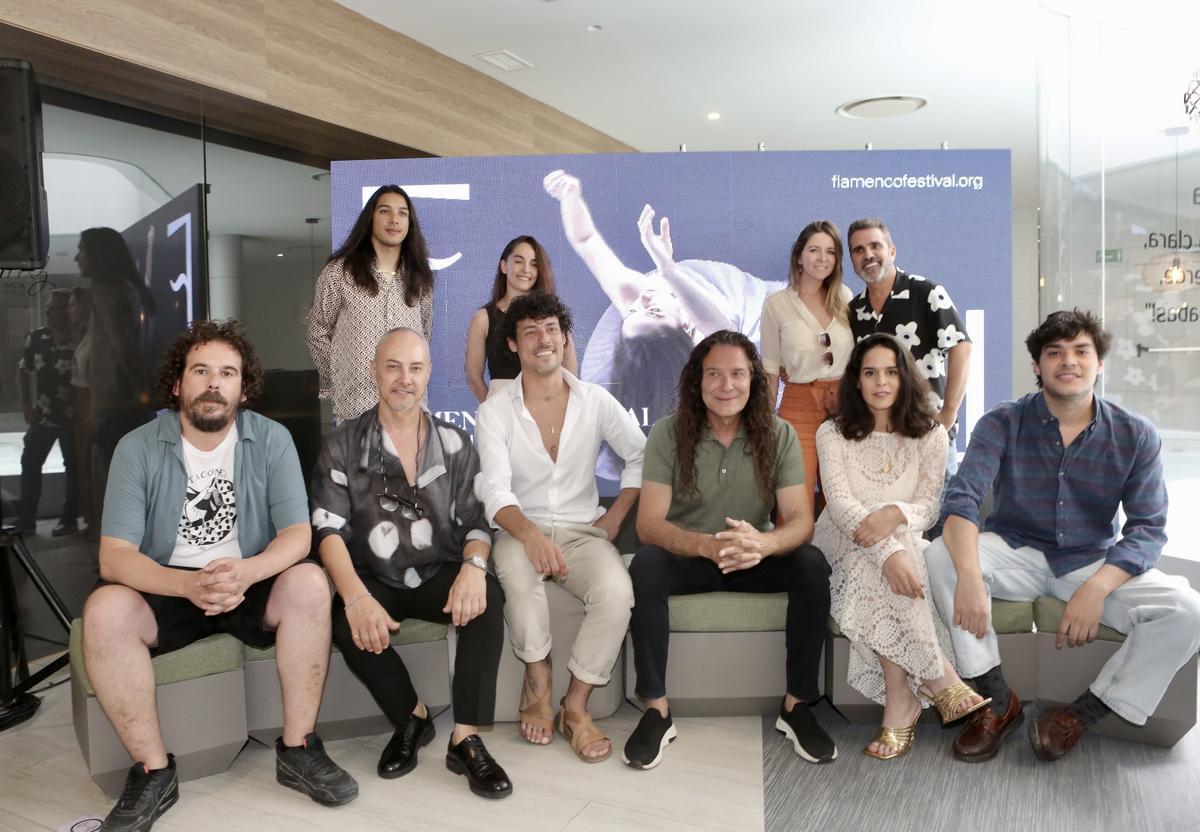 Miguel Marín (detrás, derecha) junto a algunos de los artistas que se presentan en el Flamenco Festival de Londres hasta el 2 de julio.