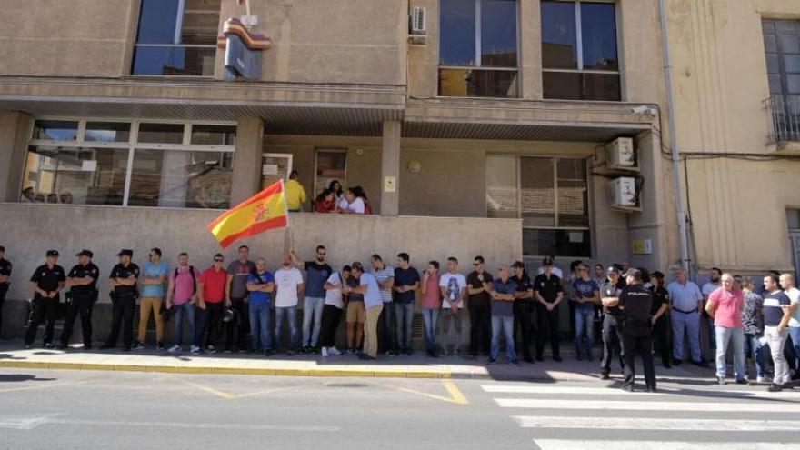 La concentración de los agentes de la Policía Nacional a las puertas de la Comisaría de Elda-Petrer este mediodía