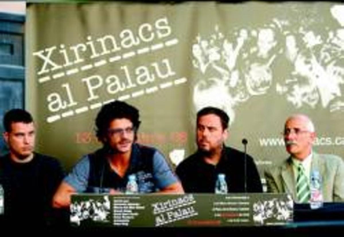 Junqueras, de negre i al centre, al costat de Joel Joan en la presentació de l’homenatge a Xirinacs. Junqueras, de negre i al centre, al costat de Joel Joan en la presentació de l’homenatge a Xirinacs.
