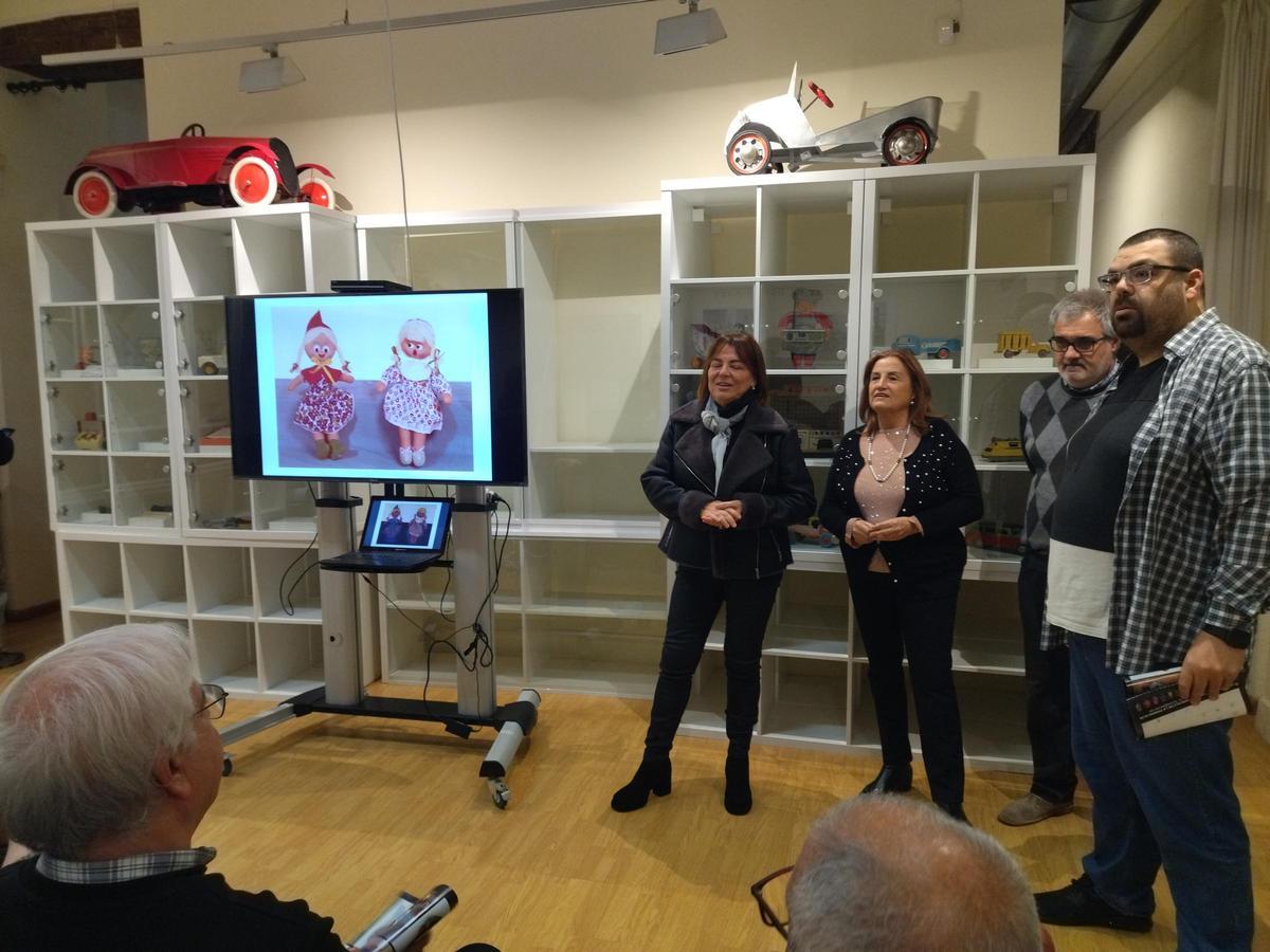 Masu Sentí, Maite Carrió, Jaume Salort y Josep Ahuir presentaron el calendario en el Museu del Joguet de Dénia