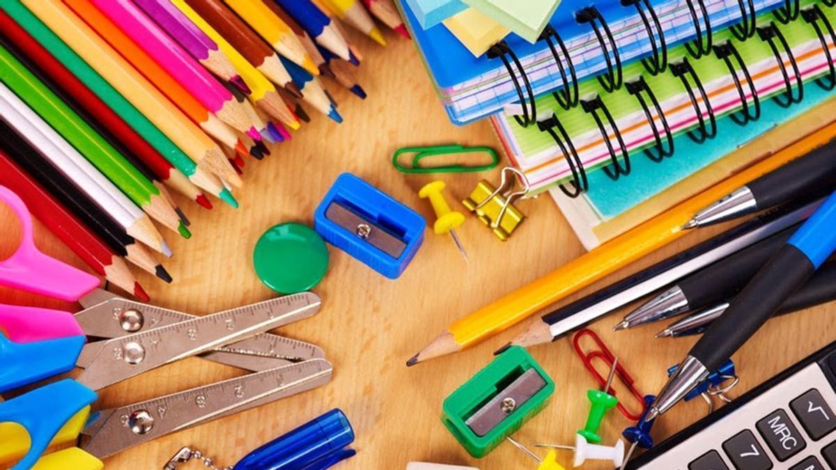 Material escolar básico incluido en las ayudas municipales para el próximo curso.