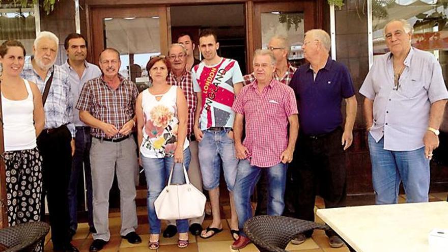 Antonio Vélez junto a los empresarios que conforman la plataforma Únete, durante una reunión.