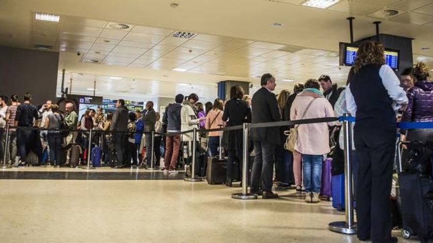 La huelga en Air Europa puede afectar a 12 vuelos al día en Manises en pleno verano