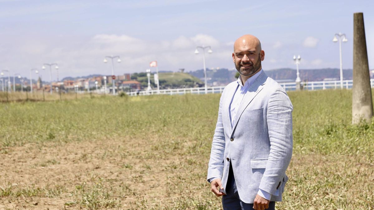 Jesús Martínez Salvador, en los terrenos de la futura playa verde del Rinconín.