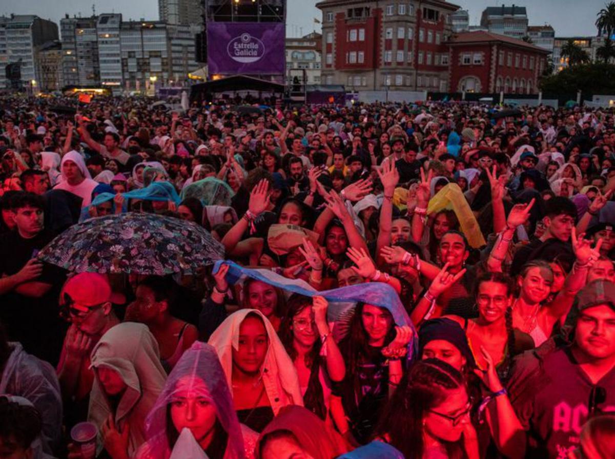 Público bajo la lluvia en un concierto. |   // CASTELEIRO