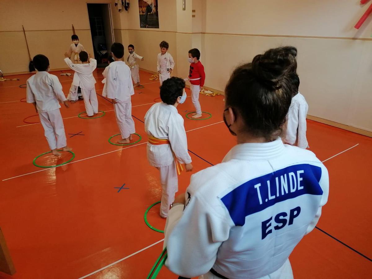 Tamara Linde enseña a los más pequeños en la escuela de judo Javier Linde