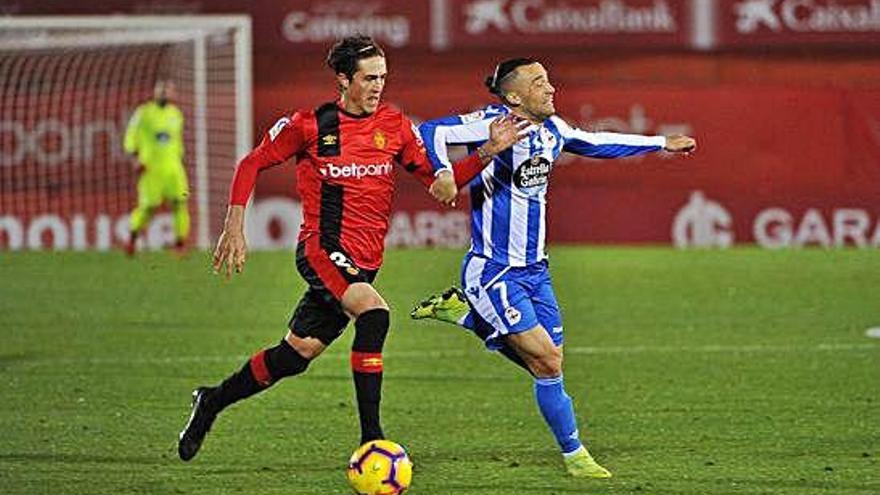 Quique disputa un balón a un defensa del Mallorca en el partido de la primera vuelta en Son Moix.