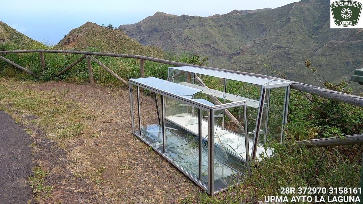 Vitrinas de cristal abandonada en el Parque Rural de Anaga