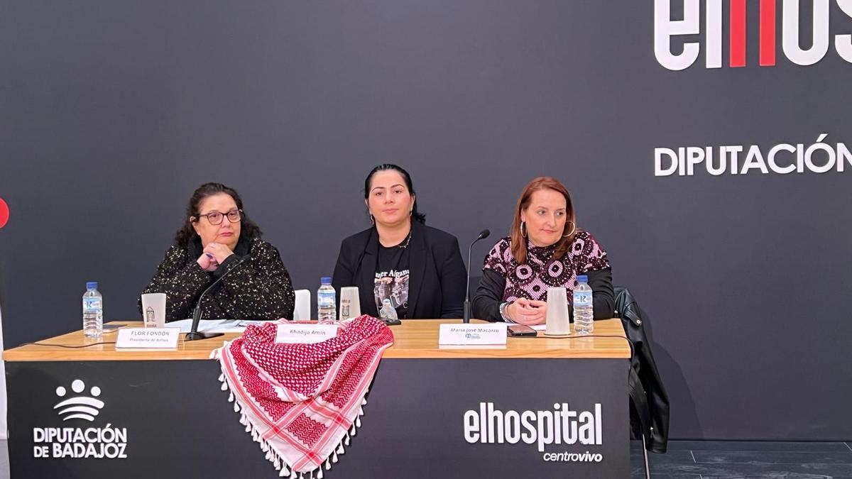 Flor Fondón, presidenta de Adhex,  Khadija Amin y María José Macarro, técnica de Adhex.