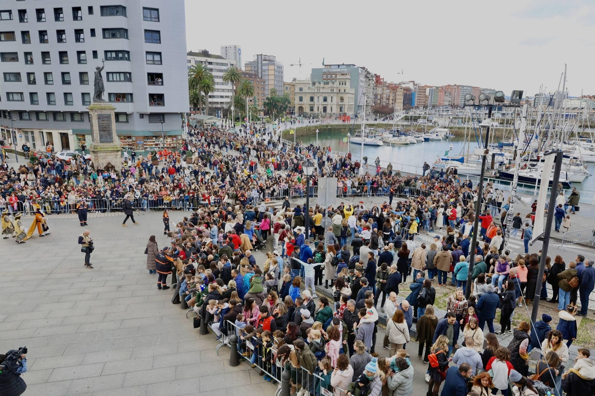 En imágenes: Los Reyes Magos desembarcan en Gijón