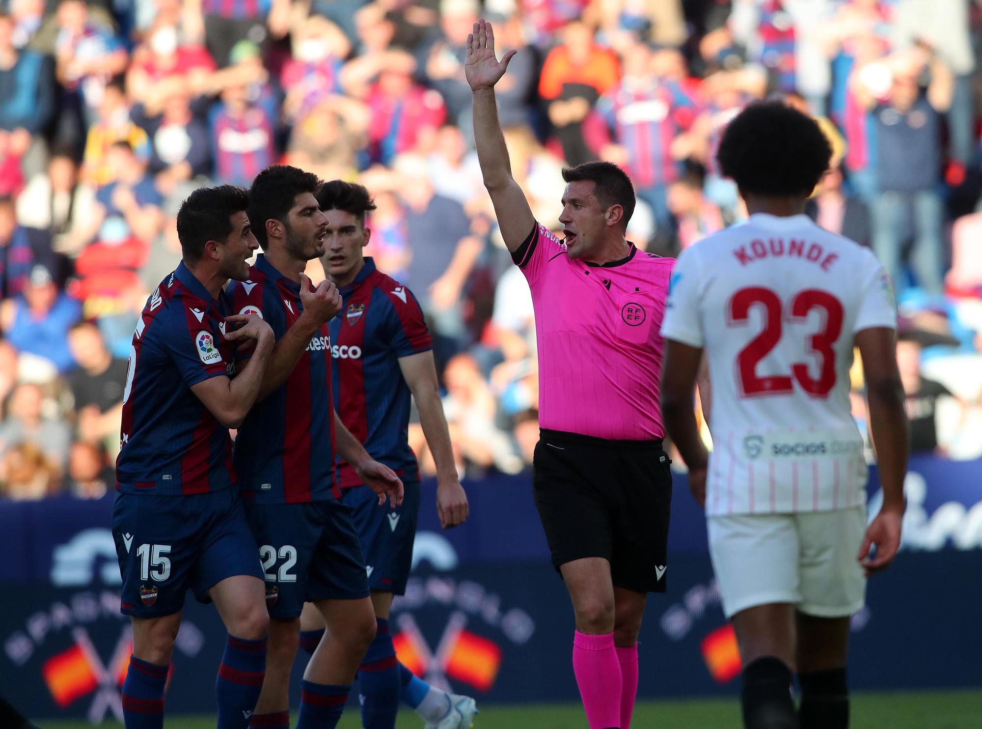 Las imágenes del partido entre el Levante UD y el Sevilla