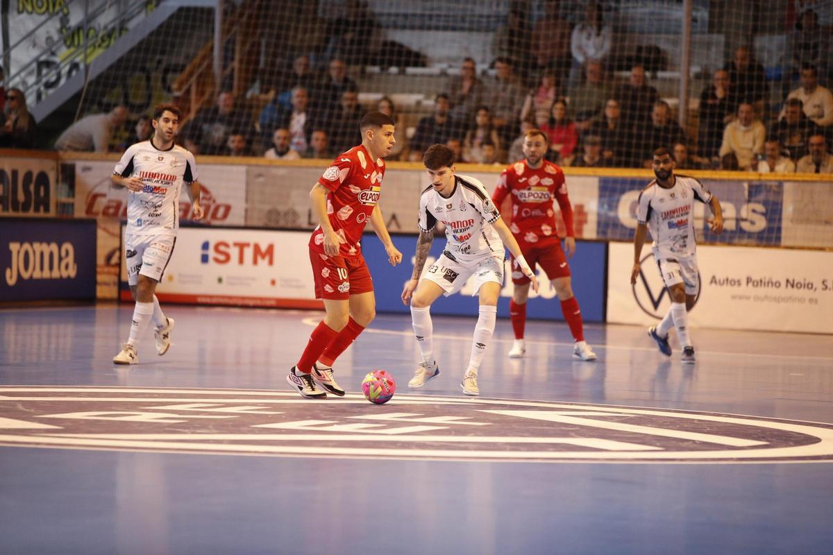Ricardinho, jugaor de ElPozo Murcia, controla el esférico en un momento del partido ante el Noia