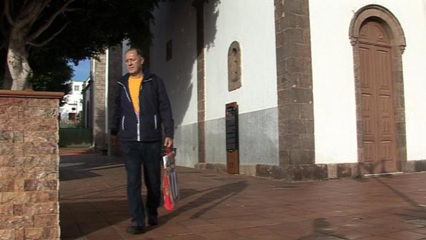 Cirilo Sánchez con el cuadro de La Candelaria a su salida de la iglesia.