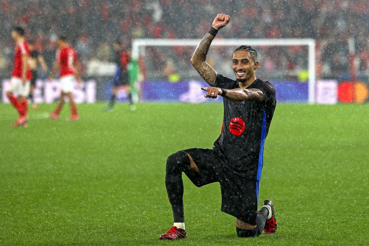 Lisbon (Portugal), 21/01/2025.- Barcelona`s Raphinha celebrates after scoring a goal against Benfica during their UEFA Champions League soccer match held at Luz Stadium in Lisbon, Portugal, 21 January 2025. (Liga de Campeones, Lisboa) EFE/EPA/TIAGO PETINGA