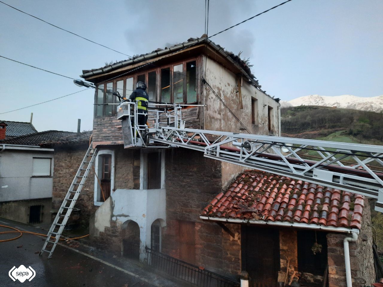 Un incendio calcina  por completo una casa de dos plantas en Riosa