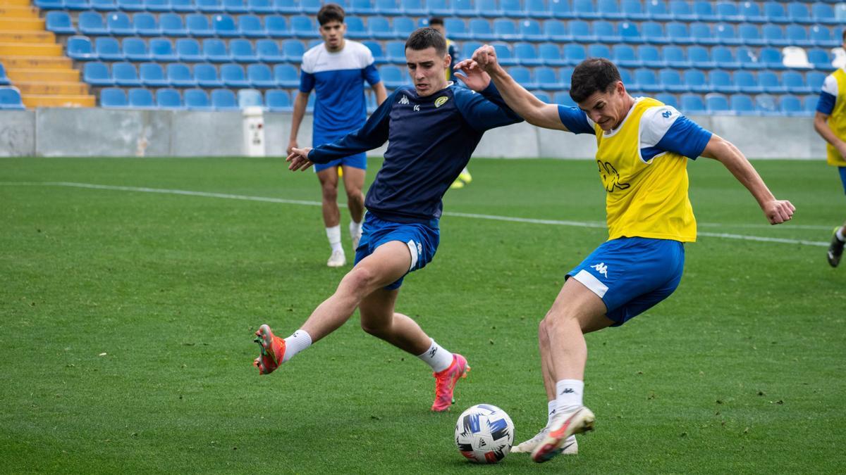 El centrocampista David Sánchez y el delantero Sergio Buenacasa, en el entrenamiento del Hércules este jueves en el Rico Pérez.