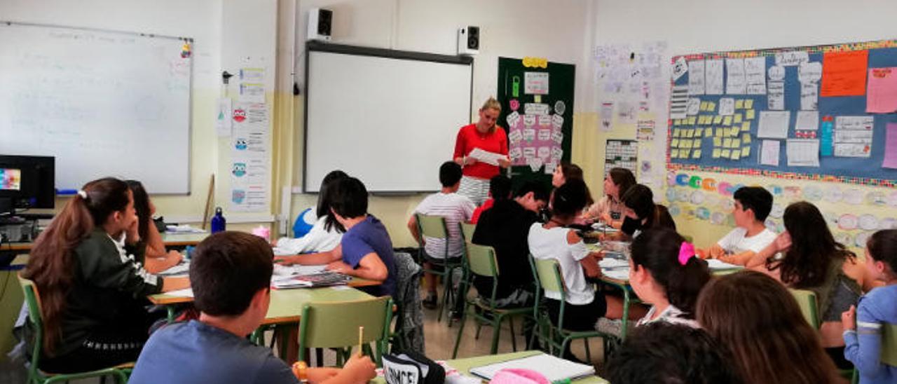 Yurena Ramos, en la imagen, imparte clase a sus alumnos en el CEIP Juan Zaragüeta, Madrid.