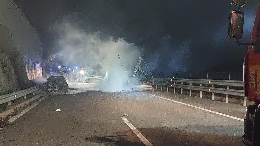 Espectacular incendi d'un camió en un accident a la Jonquera