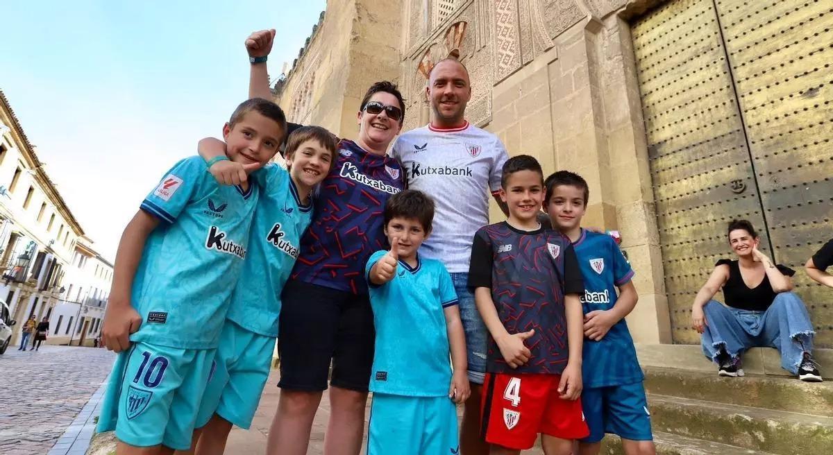 Seguidores del Athletic, el año pasado, a las puertas de la Mezquita-Catedral.