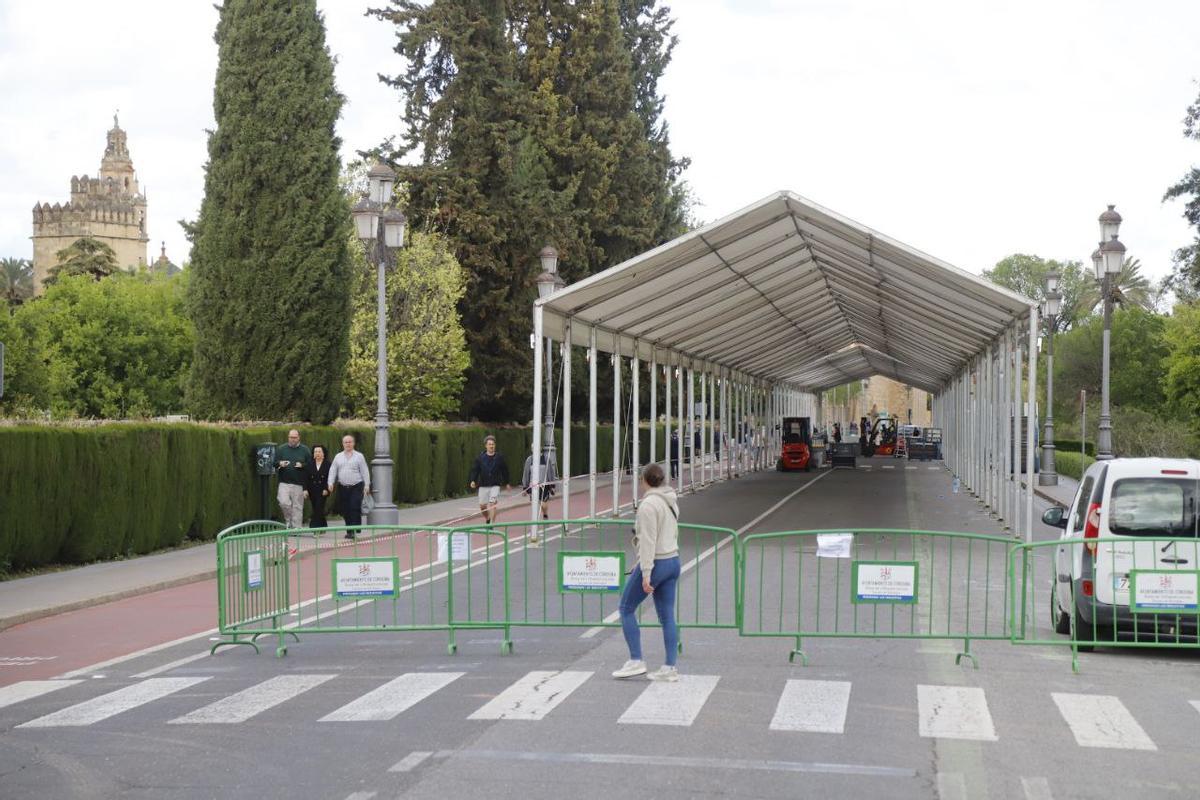 Instalación de la infraestructura de la Cata del Vino en su nueva localización en la avenida del Alcázar.