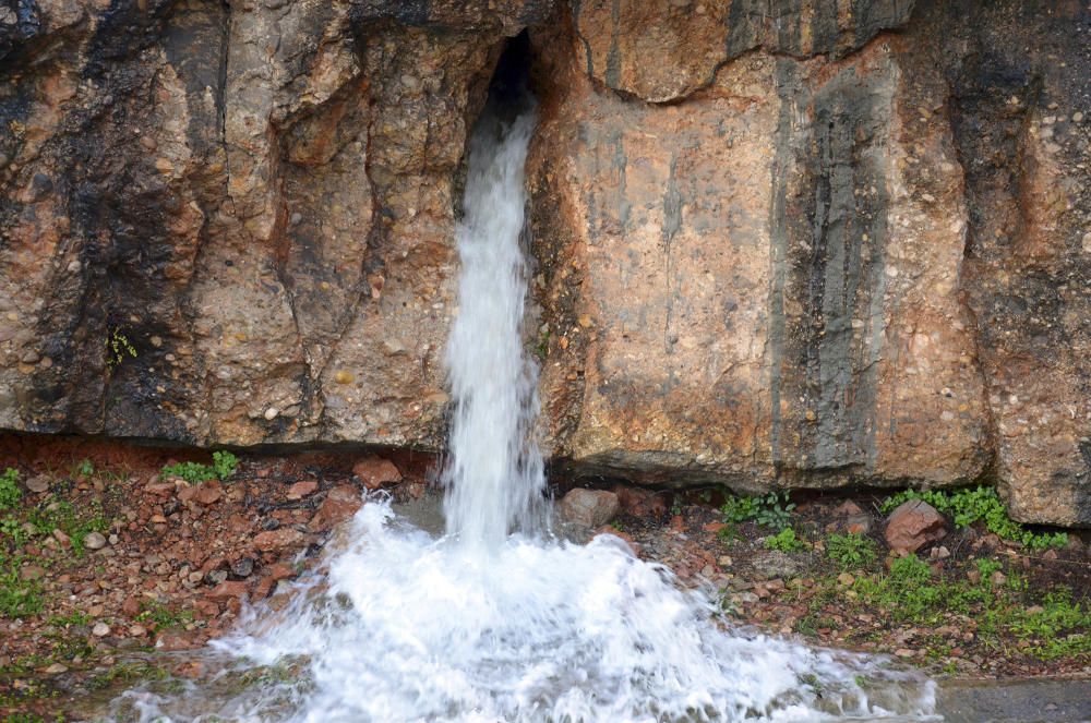 Coll de Vaca. Un brollador d'aigua a la carretera de Monistrol que només raja quan plou de valent.