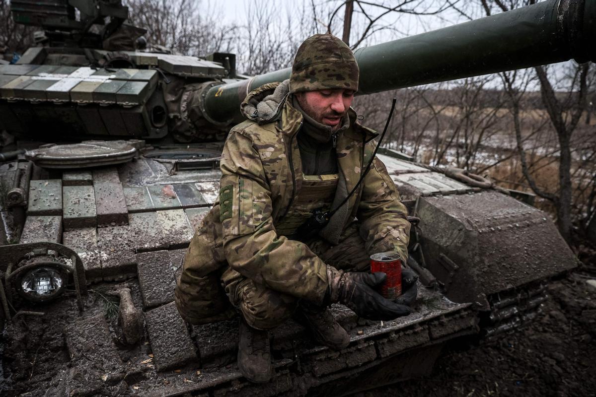 Militares ucranianos cerca de la línea del frente cerca de Kreminna, región de Lugansk, el 12 de enero de 2023, en medio de la invasión rusa de Ucrania.