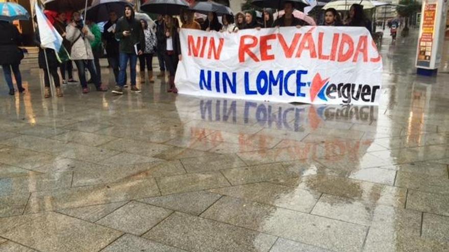 Los estudiantes de Vilagarcía desafían a la lluvia para protestar contra las reválidas