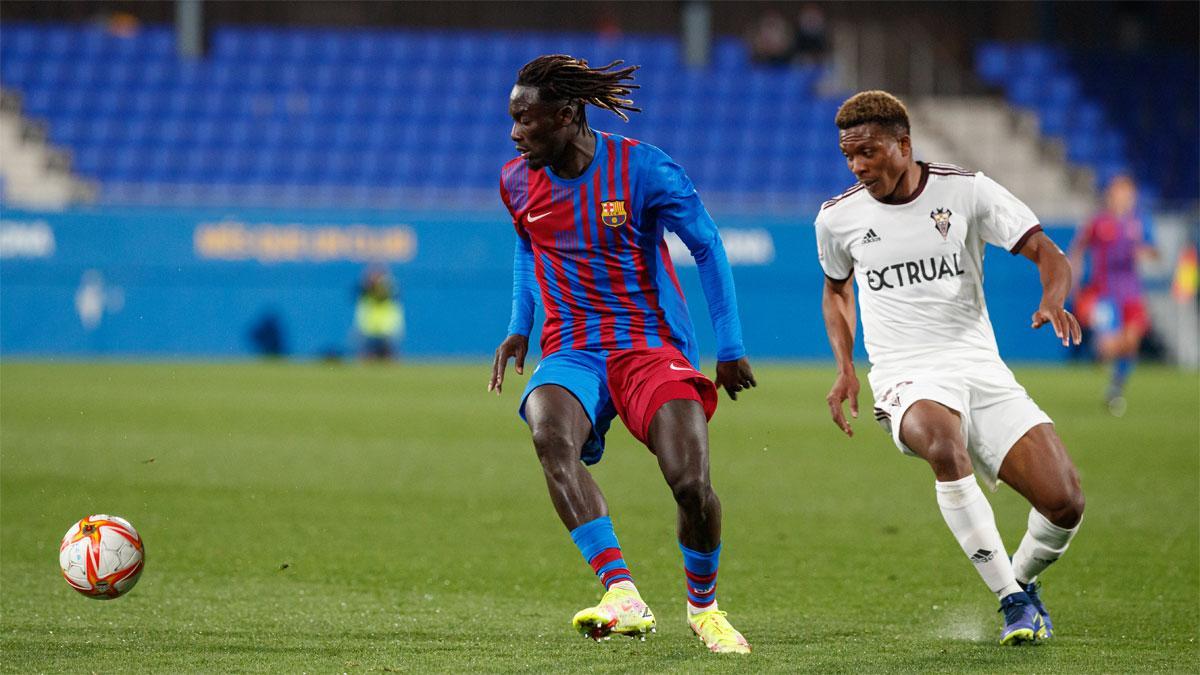 Alpha Diounkou, durante un partido contra el Albacete en el Estadi Johan Cruyff