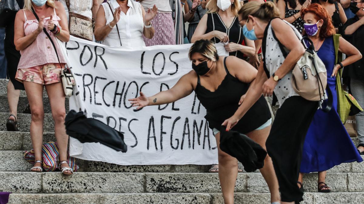 Velos negros al suelo como símbolo.