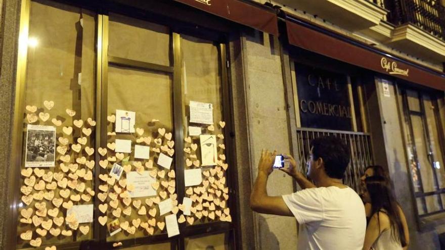 El Café Comercial, cerrado y con el escaparate lleno de mensajes de improvisado homenaje. efe