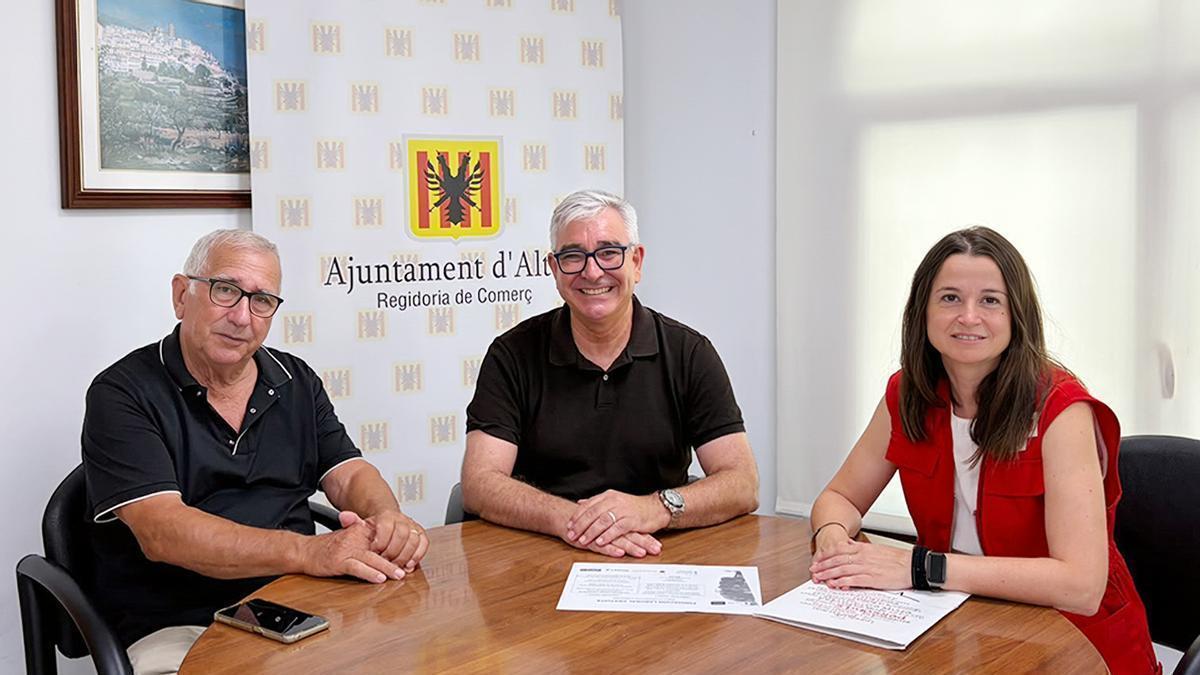 De izquierda a derecha, Miguel Orozco, presidente de Cruz Roja Altea; Jose Maria Borja, concejal de Empleo y Beatriz Nomdedeu, técnica de Empleo en Cruz Roja.