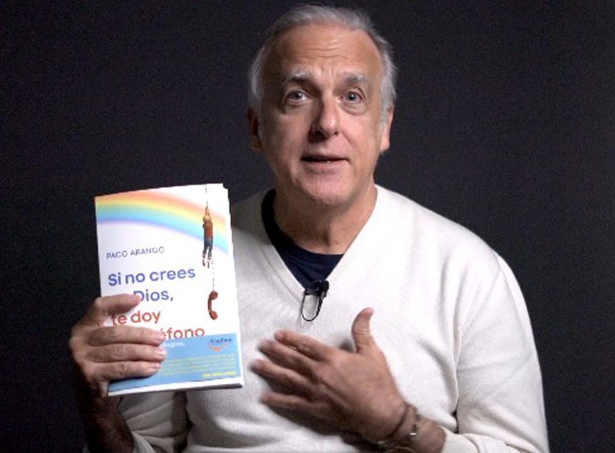 Paco Arango, con el libro que presenta hoy en el Club.