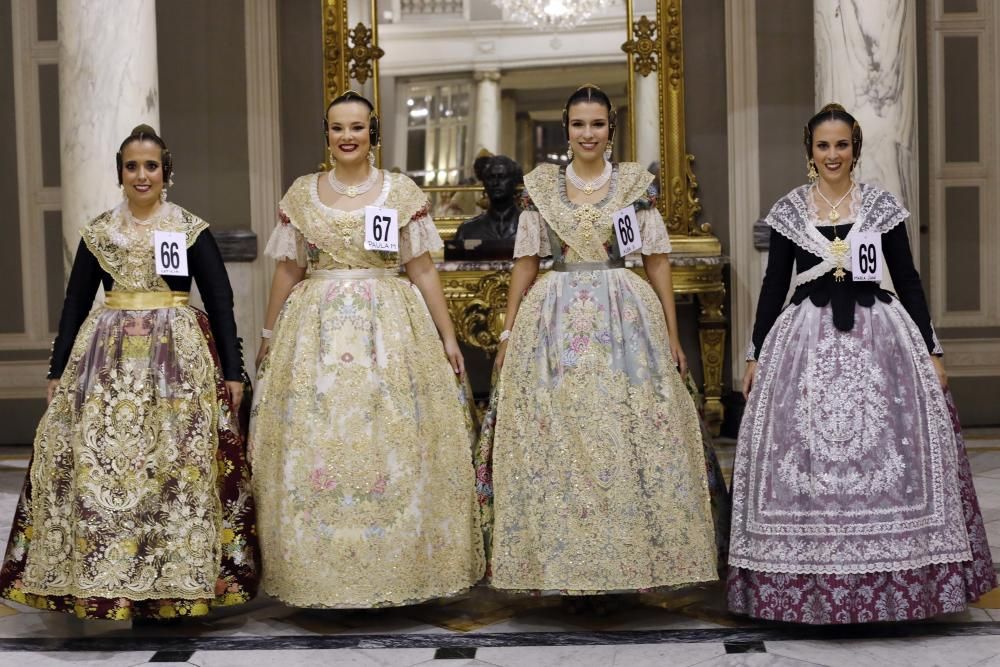 Las aspirantes a fallera mayor conocen el Salón de Cristal