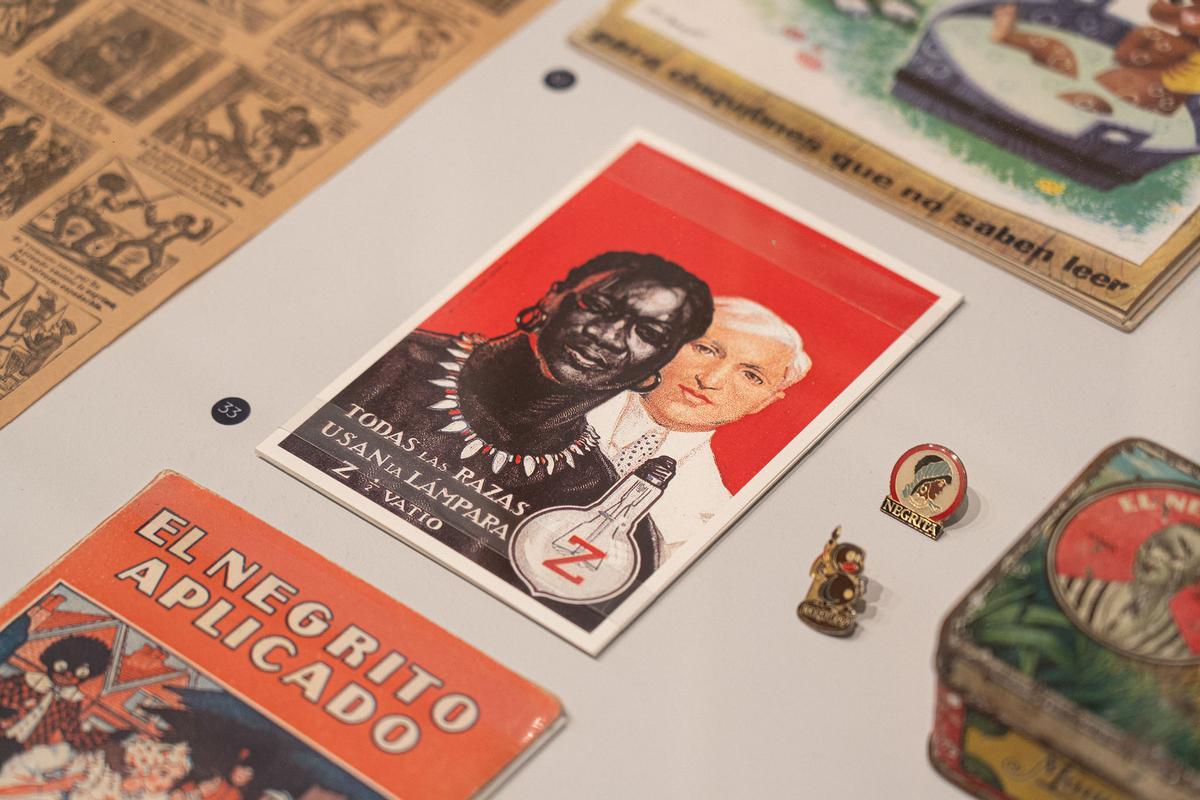 Publicaciones y objetos expuestos en la muestra de La Casa Encendida 'Requiem por la humanidad'.