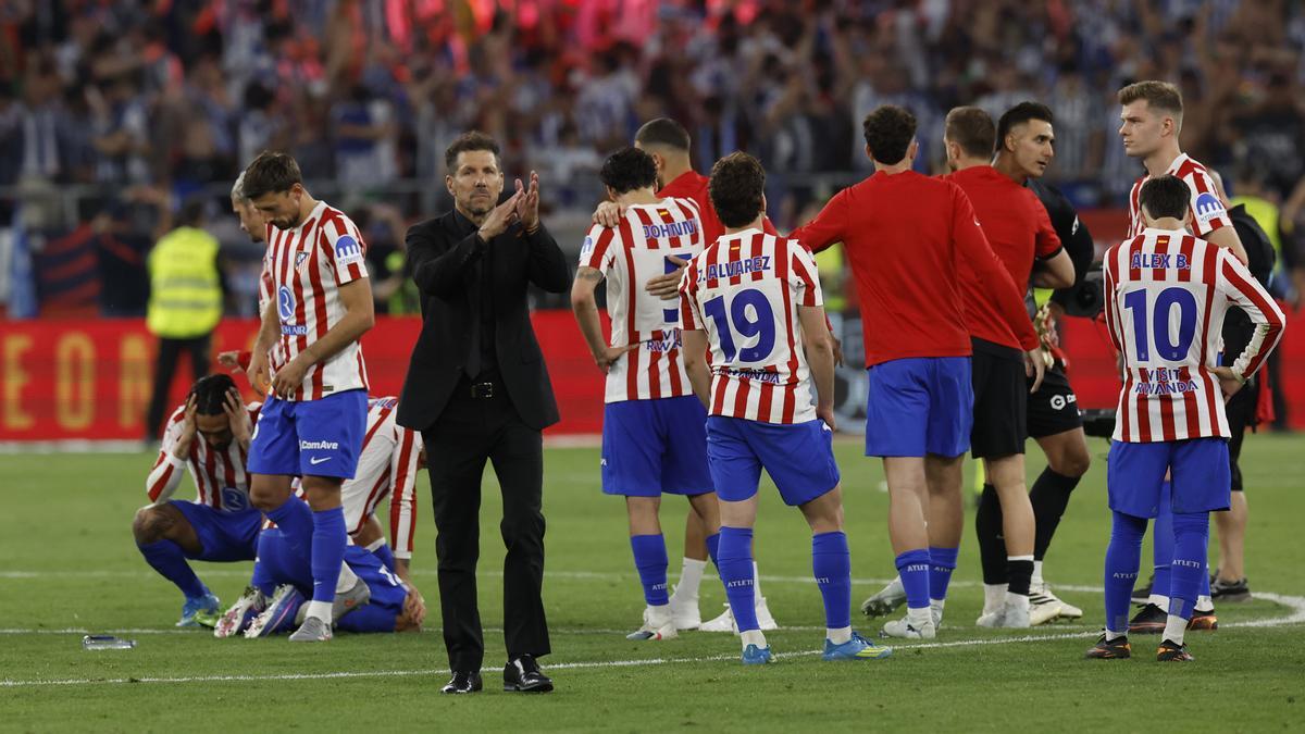 El técnico argentino del Atlético de Madrid, Diego Pablo Simeone, tras caer en la final de la Copa del Rey que han disputado frente a la Real Sociedad este sábado en el estadio de La Cartuja, en Sevilla.