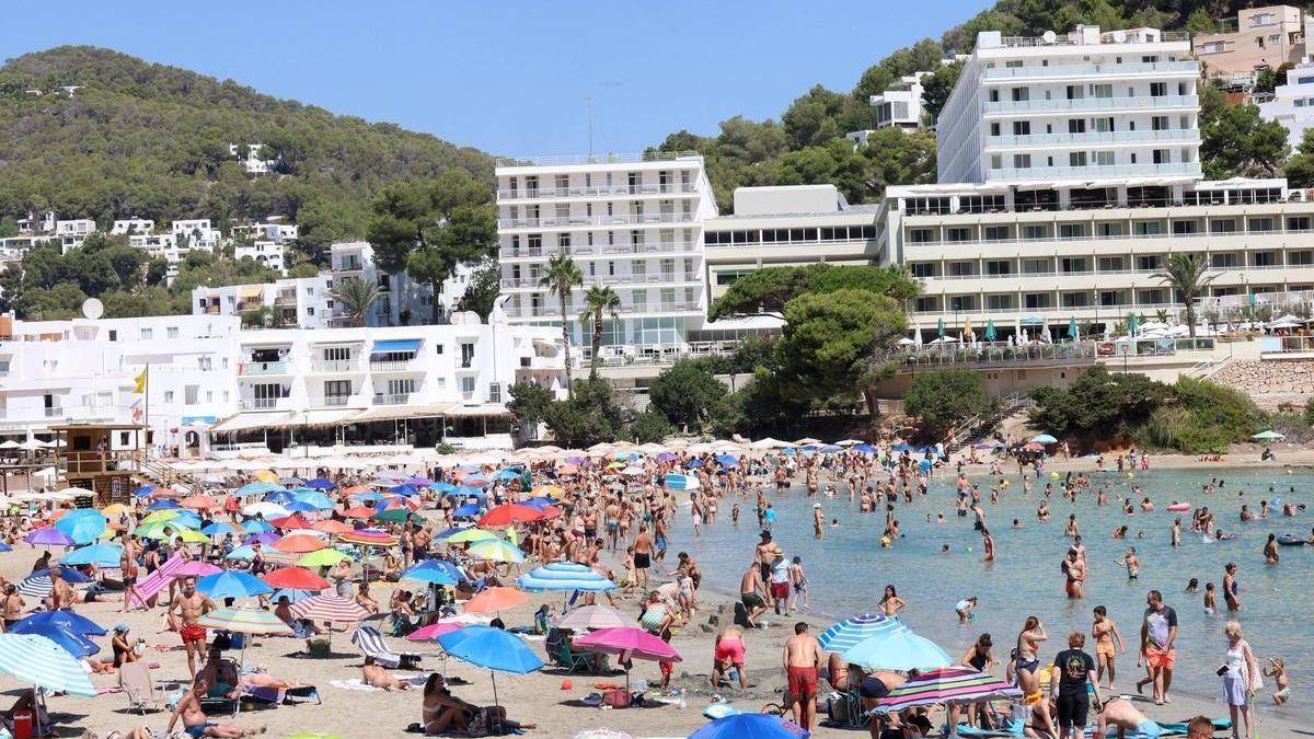 Turistas en Cala Llonga en una imagen de archivo