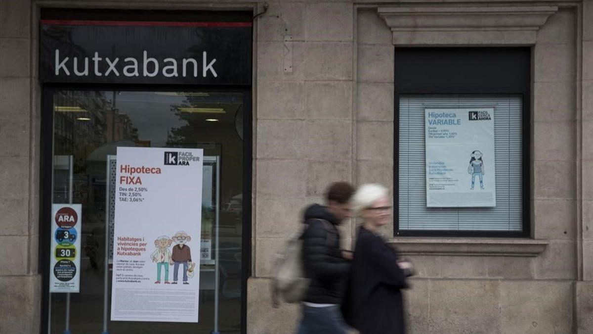 Carteles publicitarios sobre ofertas en tipos de hipotecas en unas oficinas de Kutxabank.