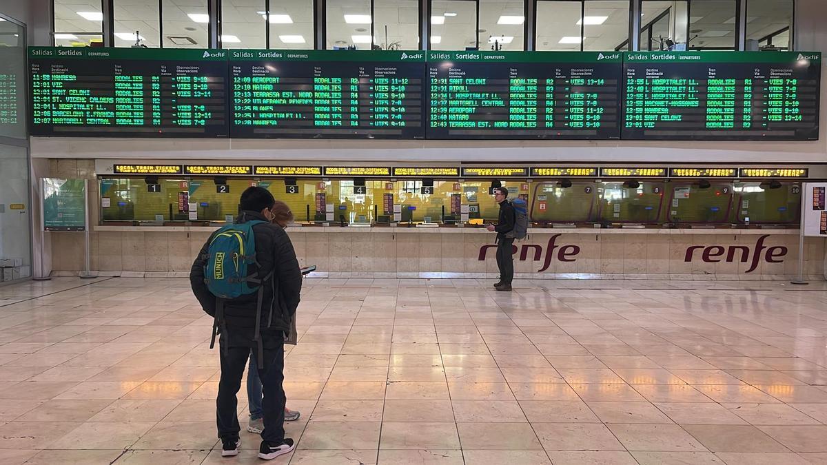Las pantallas de Sants sobre las 12 del mediodía, ya informan de la salida de los primeros trenes de Rodalies
