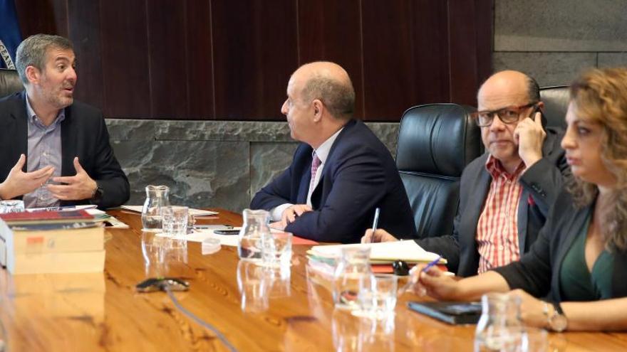 El presidente de Canarias, Fernando Clavijo, y el consejero de Economía, Pedro Ortega, en  la reunión semanal del Consejo de Gobierno.