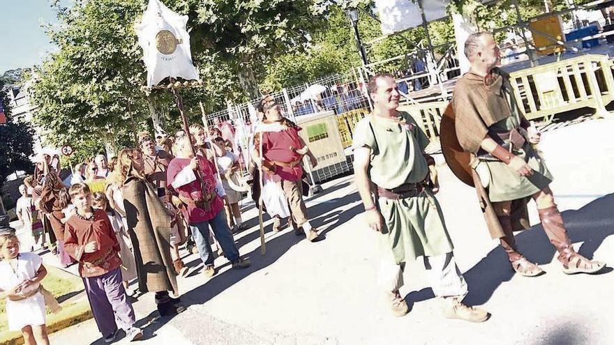 Castrexos, comandados por el alcalde y el edil de Patrimonio, ayer, en la Galaicoi, en Cambre.