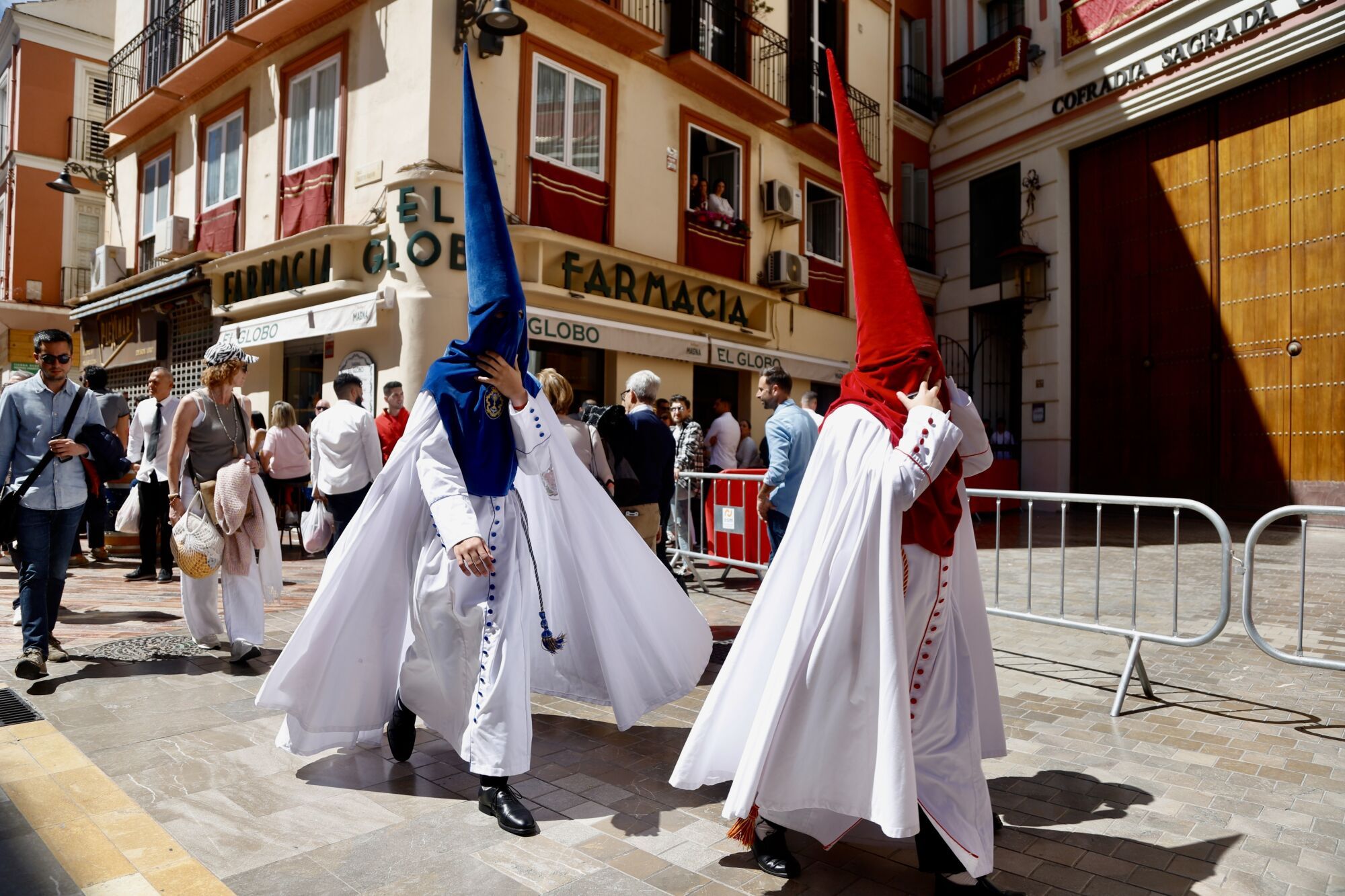 La salida de la hermandad de la Sagrada Cena desde su casa hermandad de la calle Compañía este Jueves Santo de 2025