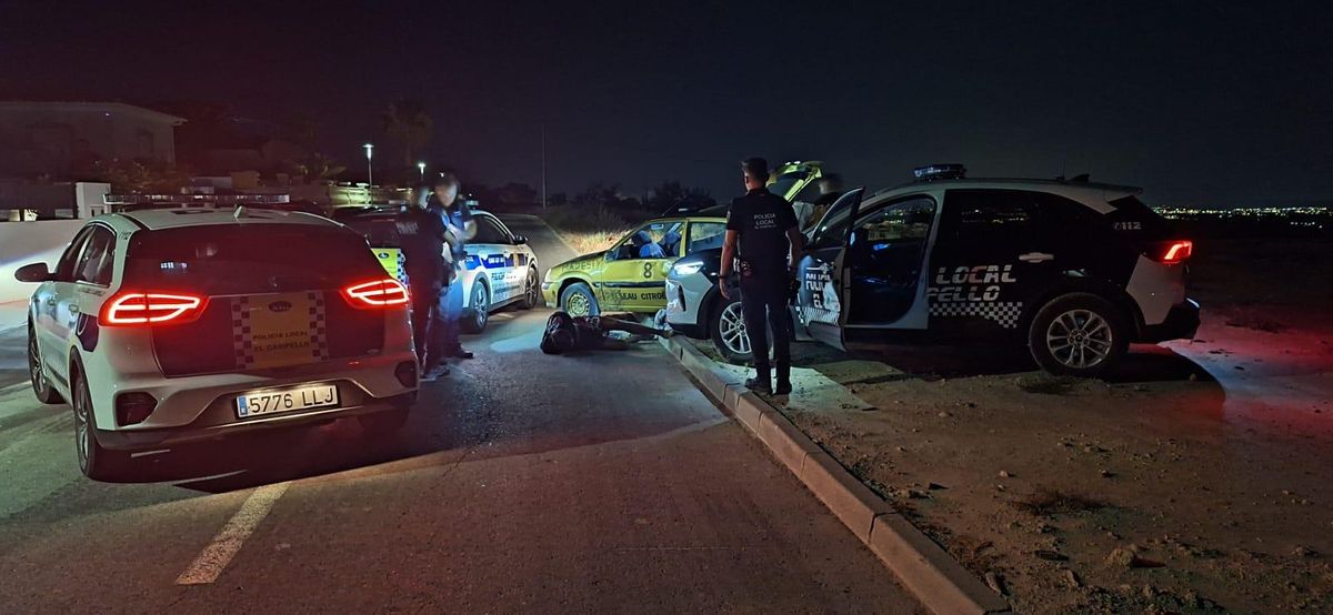 El detenido, en el suelo, rodeado de vehículos policiales