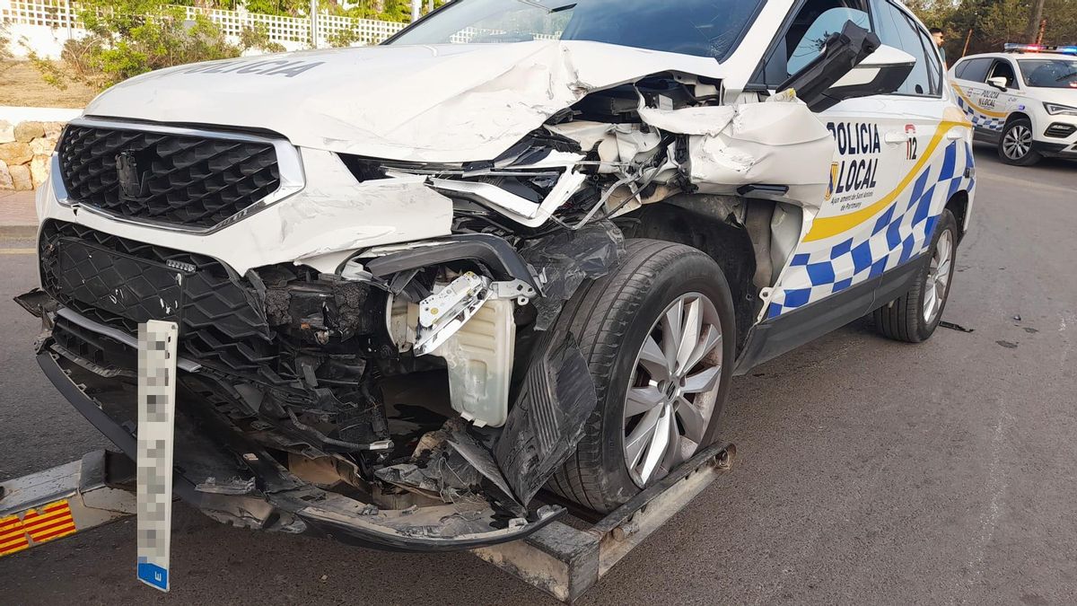 El coche de la policía quedó siniestro total